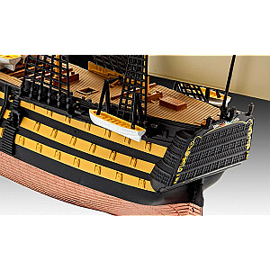 Пластиковая модель HMS Victory.