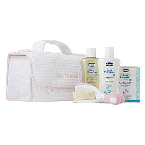 CHICCO SET Baby Moments prausiamasis skystis 200 ml + kūno losjonas 200 ml + kvepalinis vanduo 100 ml + šepetėlis + kosmetikos maišelis